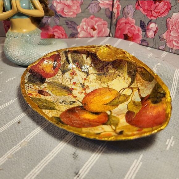 DECOUPAGE CLAM SHELL DECOUPAGE APPLES ON A CLAM SHELL TRINKET DISH - Picture 8 of 11